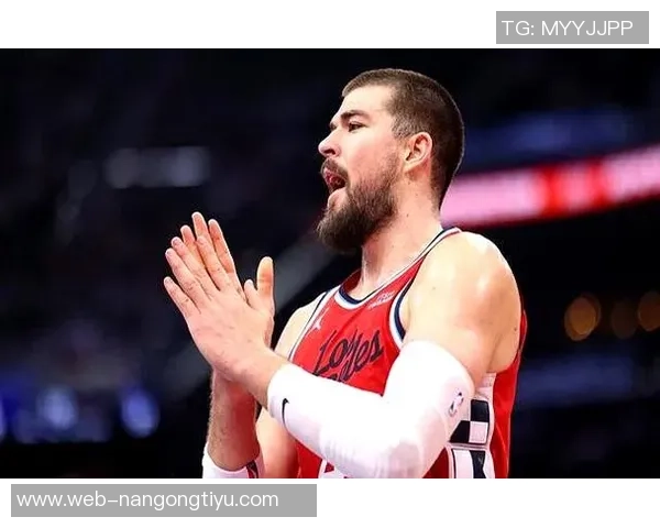 祖巴茨进攻受限难以发挥卢指导无奈回应包夹困境